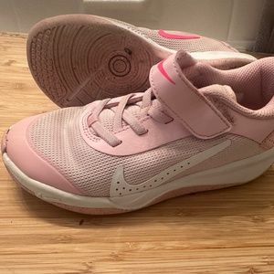 Nike girls basketball shoe